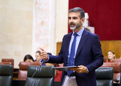   Ramn Fernndez-Pacheco, consejero de Sostenibilidad, Medio Ambiente y Economa Azul, responde una pregunta relativa a ayudas a municipios en reas de influencia socioeconmica de parques nacionales