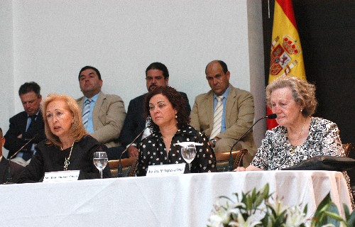 Coves se dirige a los asistentes al acto