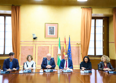   El presidente del Parlamento de Andaluca, Jess Aguirre,acompaado de la vicepresidenta primera Ana Mara Mestre y otros diputados en la Jornada