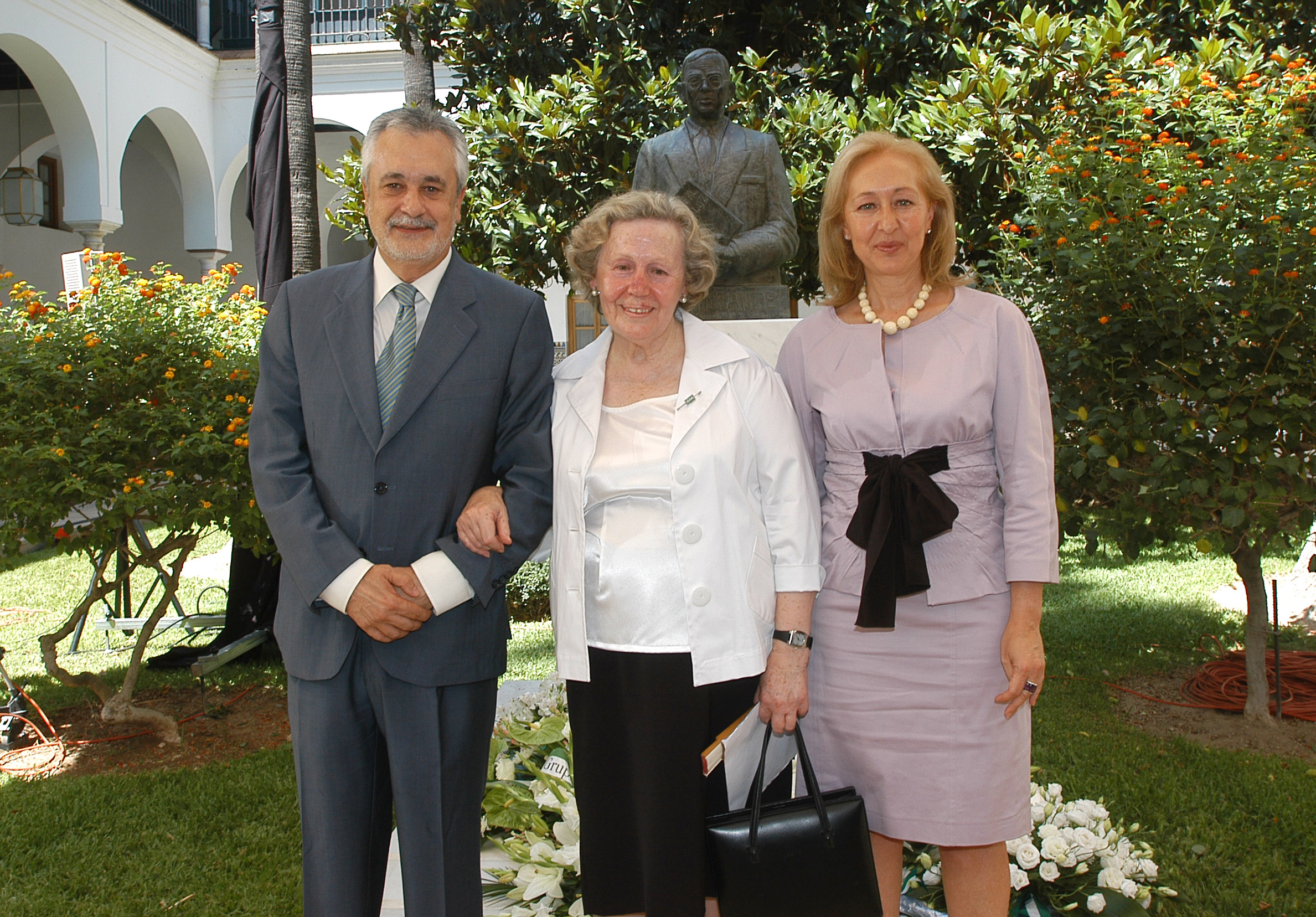 El presidente de la Junta, la presidenta de la Fundacin Blas Infante y la presidenta del Parlamento, ante el busto del padre de la patria andaluza