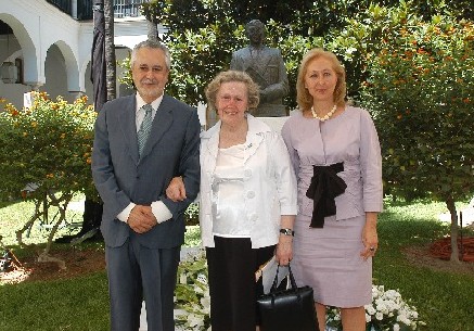 El presidente de la Junta, la presidenta de la Fundacin Blas Infante y la presidenta del Parlamento, ante el busto del padre de la patria andaluza