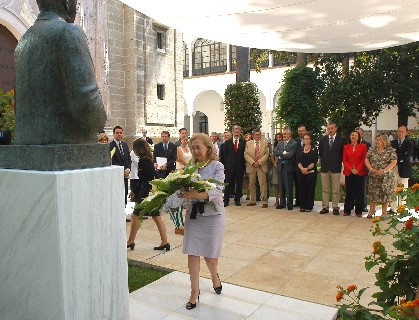 Fuensanta Coves se dirige con el ramo de flores del Parlamento al busto de Blas Infante