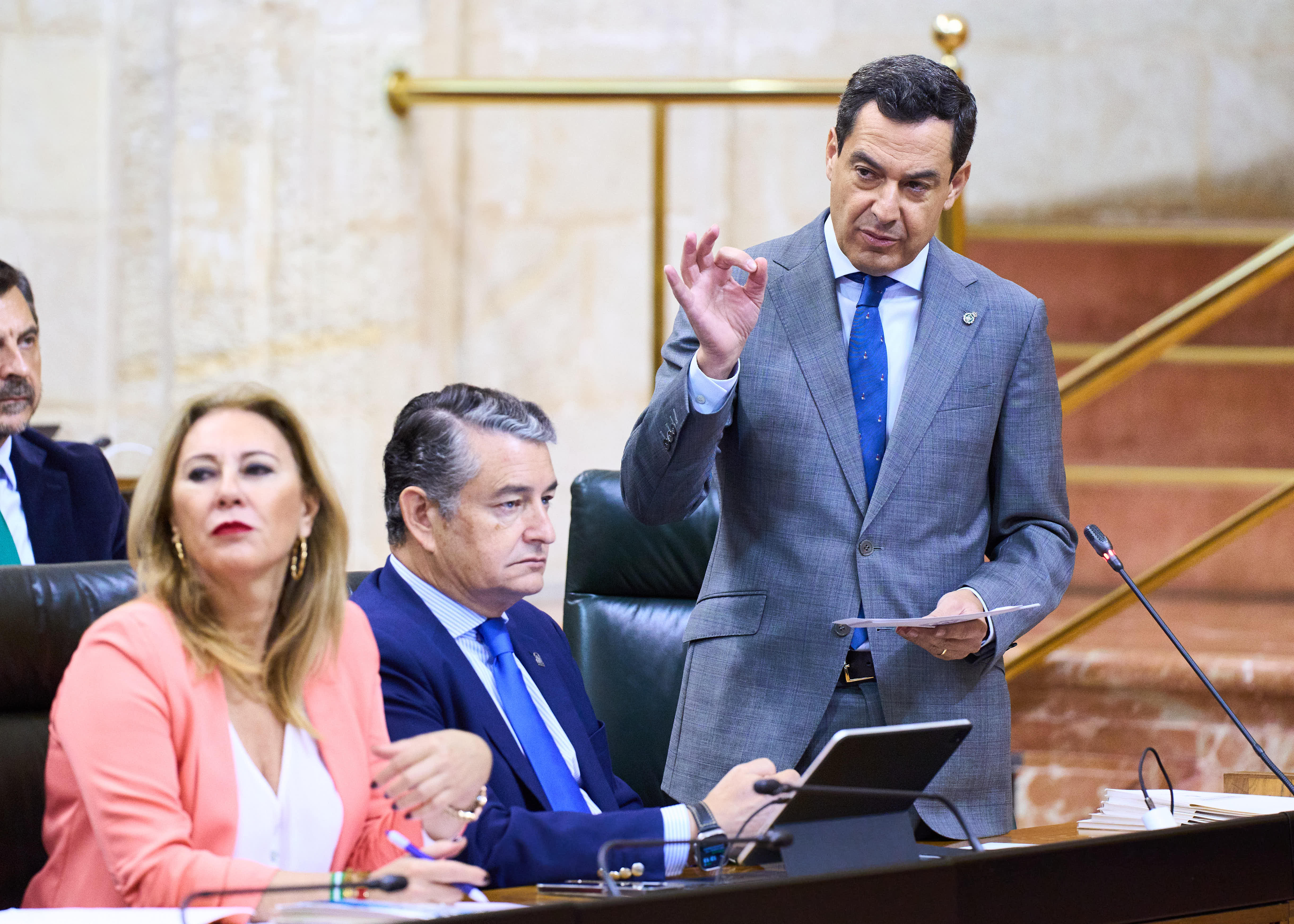    El presidente de la Junta de Andaluca, Juan Manuel Moreno, responde a una de las preguntas formuladas en la sesin de control