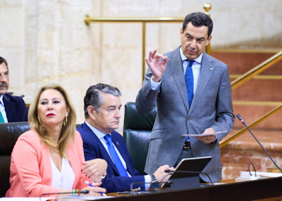    El presidente de la Junta de Andaluca, Juan Manuel Moreno, responde a una de las preguntas formuladas en la sesin de control