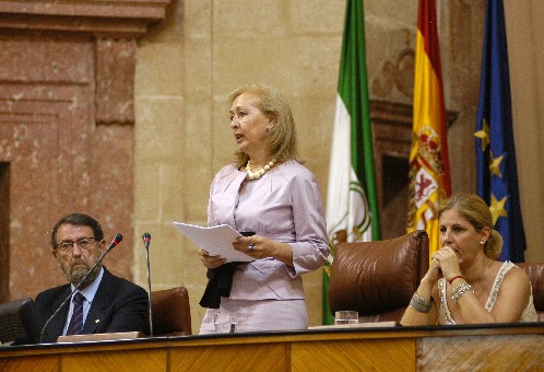 La presidenta del Parlamento, Fuensanta Coves, durante su discurso