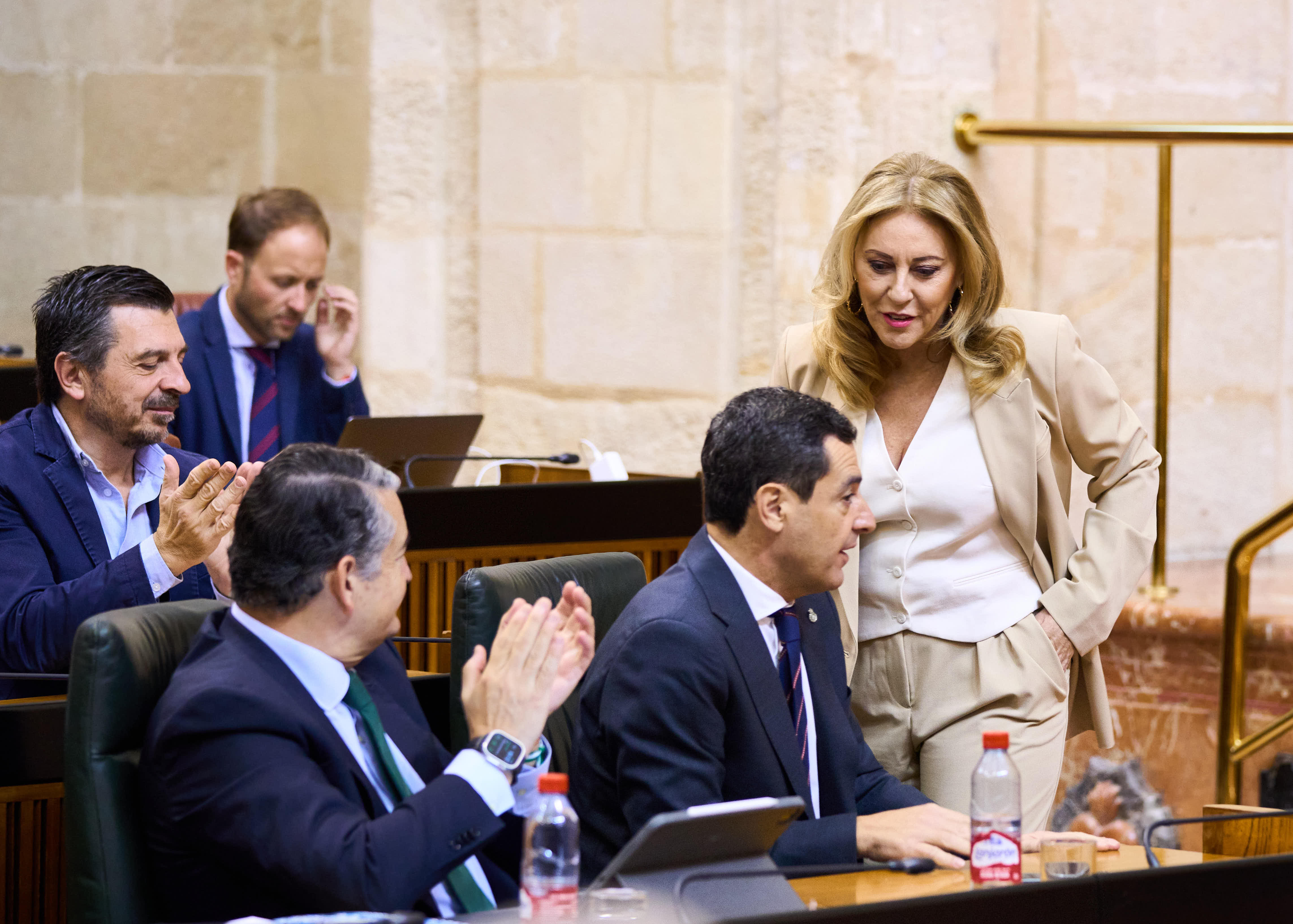  El presidente de la Junta de Andaluca, Juan Manuel Moreno, y la consejera de Economa, Carolina Espaa, conversan al fin de la primera intervencin de la consejera