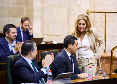  El presidente de la Junta de Andaluca, Juan Manuel Moreno, y la consejera de Economa, Carolina Espaa, conversan al fin de la primera intervencin de la consejera