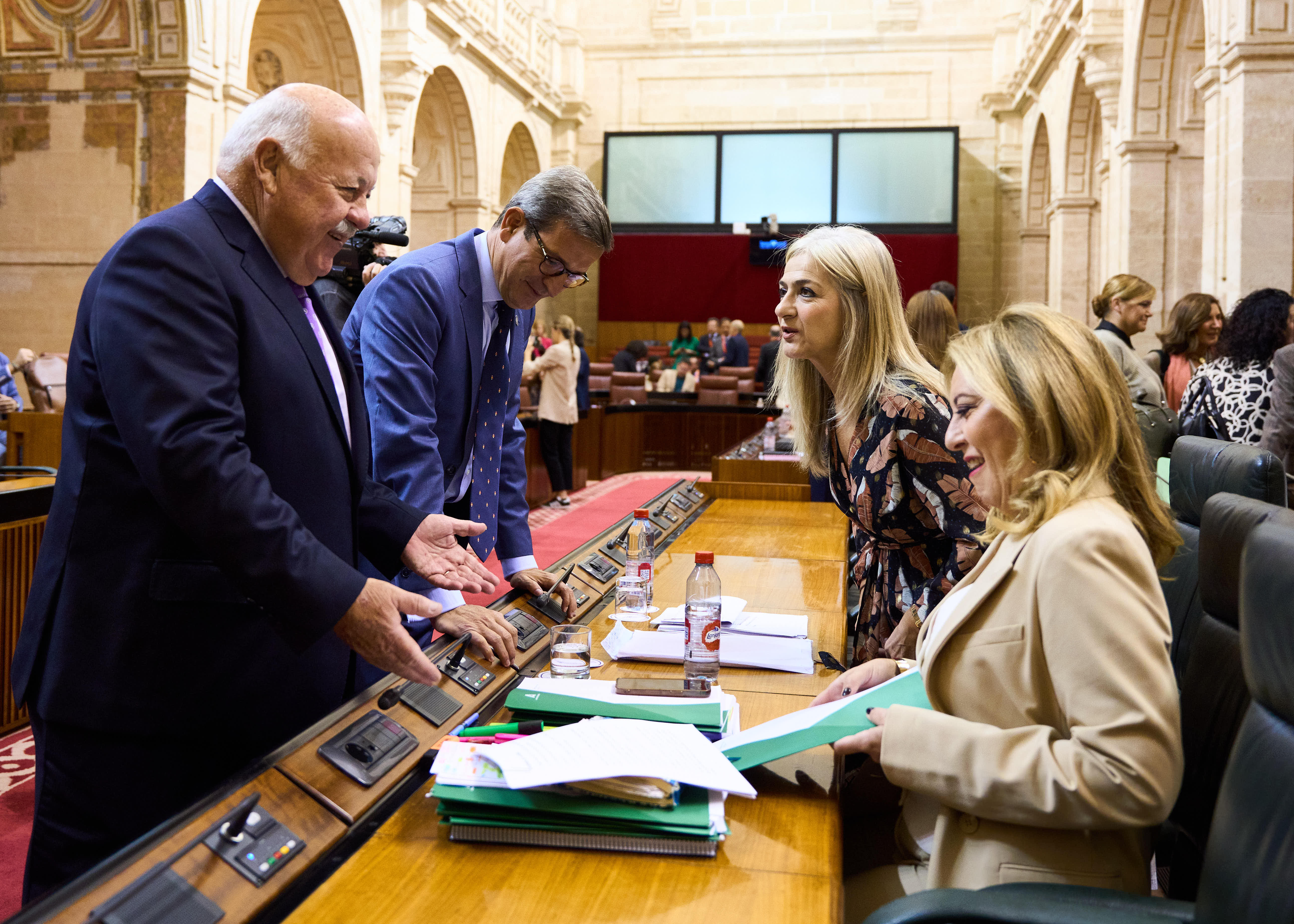  El presidente del Parlamento, Jess Aguirre, conversa antes de la sesin con la consejera de Economa, Carolina Espaa, en presencia de los consejeros de Desarrollo Educativo, Patricia del Pozo, y de Industria, Jorge Paradela