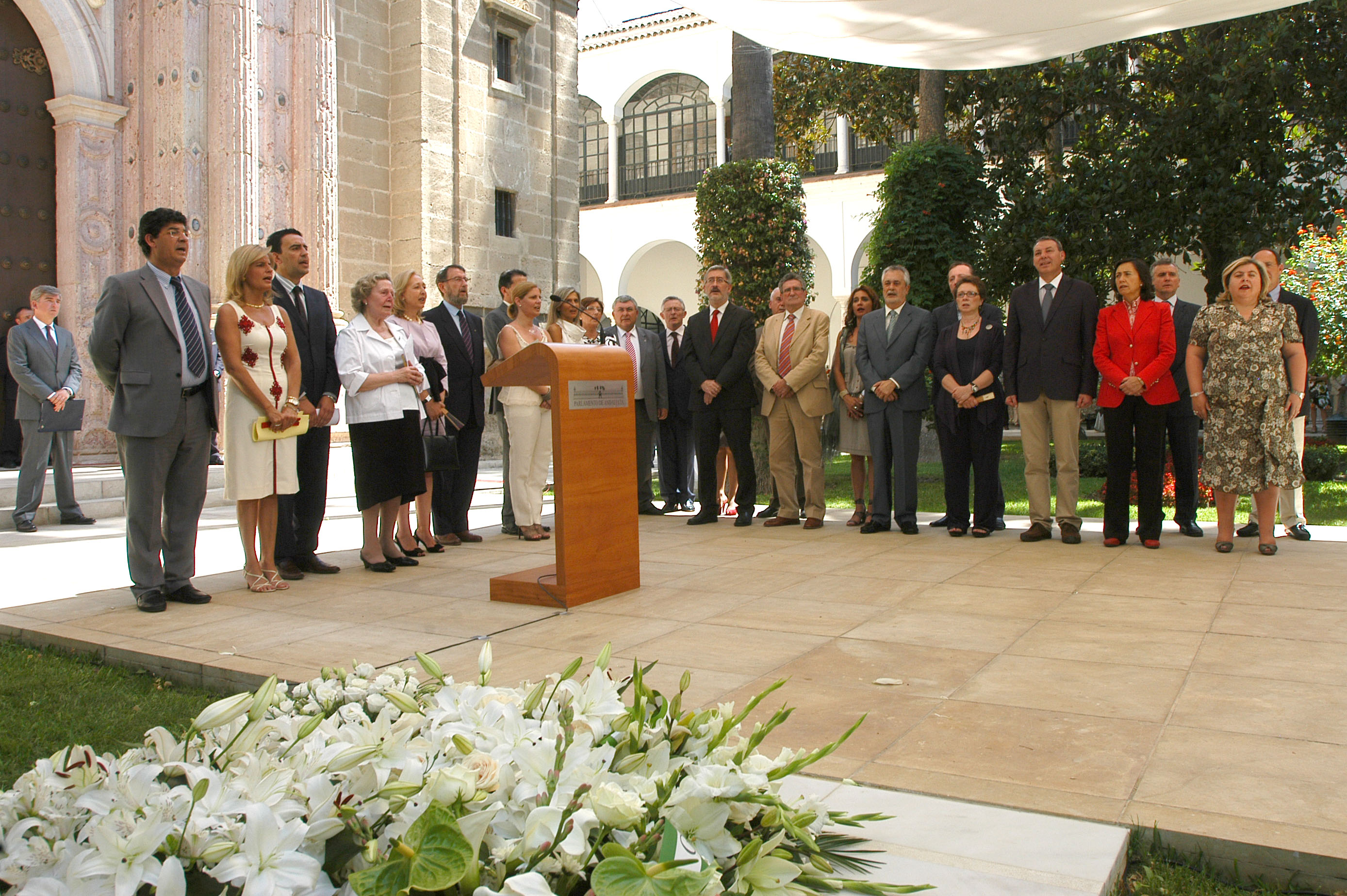Portavoces, miembros de la Mesa del Parlamento y del Consejo de Gobierno cantan el himno de Andaluca