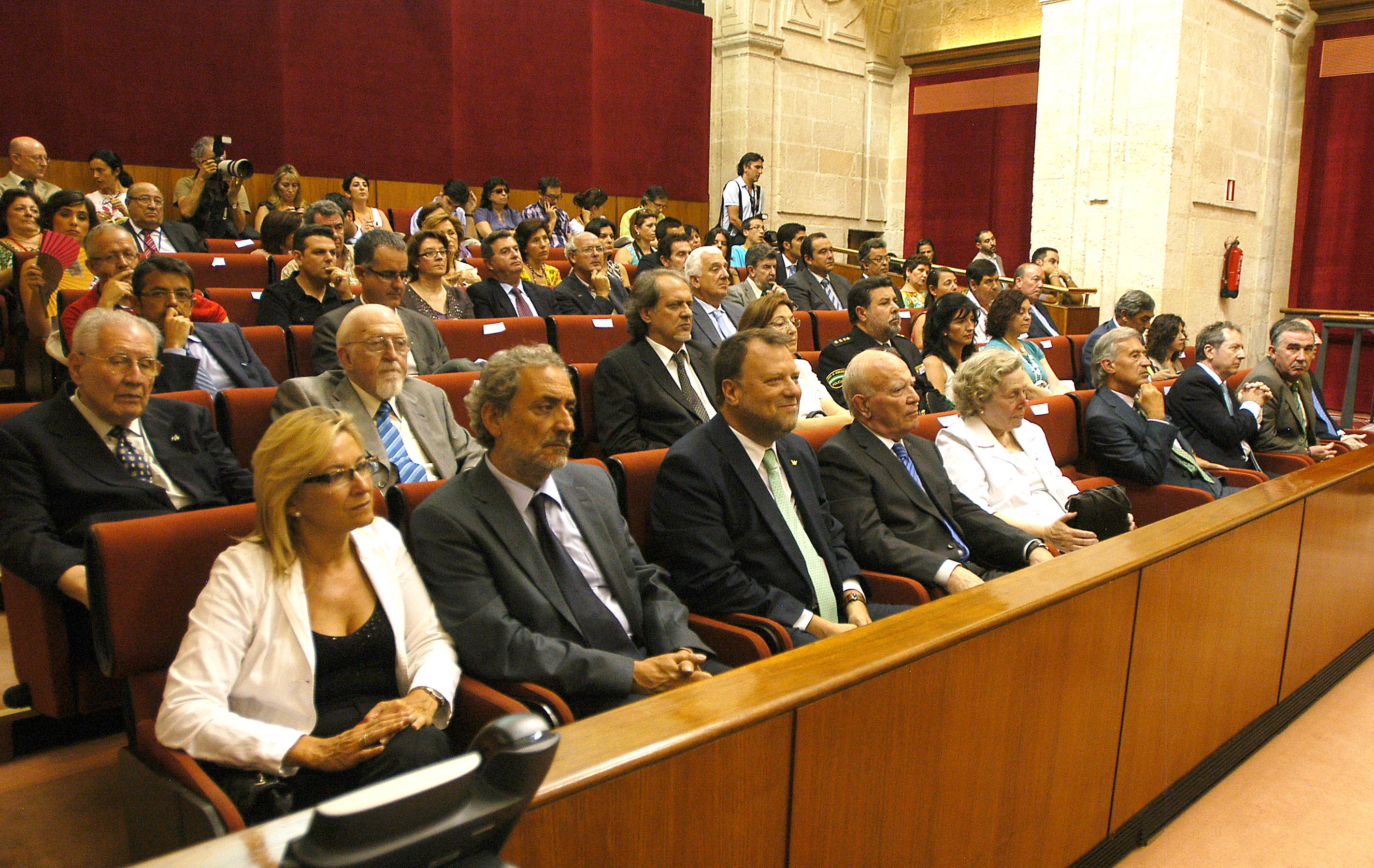 La tribuna de autoridades, durante la sesin institucional