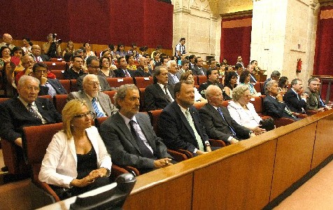 La tribuna de autoridades, durante la sesin institucional