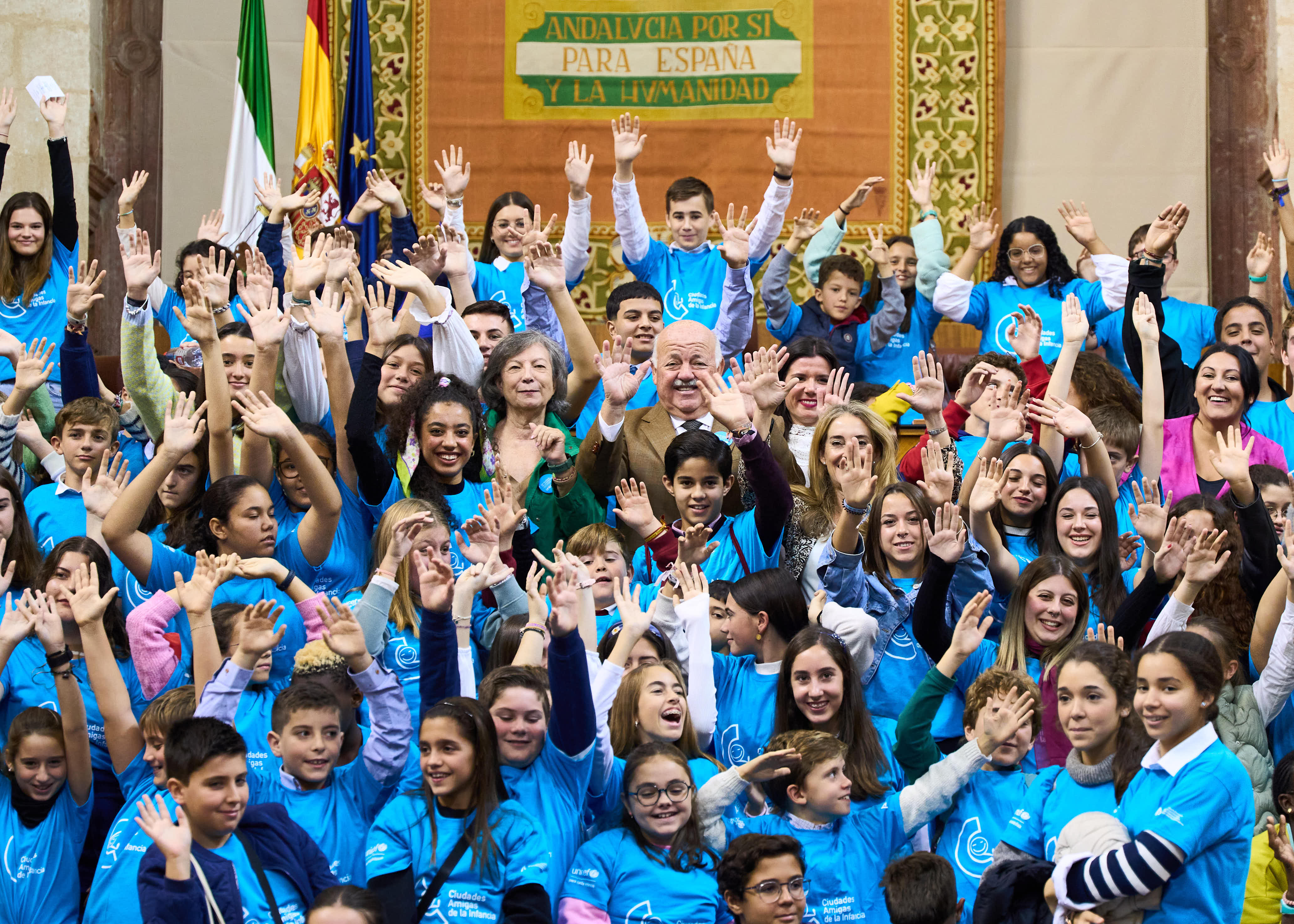   El presidente del Parlamento, Jess Aguirre, y la presidenta de UNICEF Comit Andaluca, Claudia Zafra, rodeados de los participantes en el XV Pleno Infantil Unicef del Parlamento andaluz 