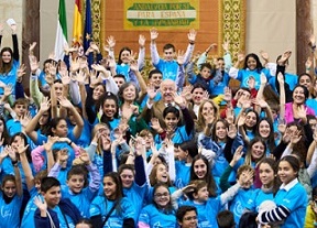   El presidente del Parlamento, Jess Aguirre, y la presidenta de UNICEF Comit Andaluca, Claudia Zafra, rodeados de los participantes en el XV Pleno Infantil Unicef del Parlamento andaluz 