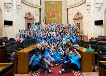   Foto de grupo de todos los participantes en el XV Pleno Infantil Unicef del Parlamento andaluz