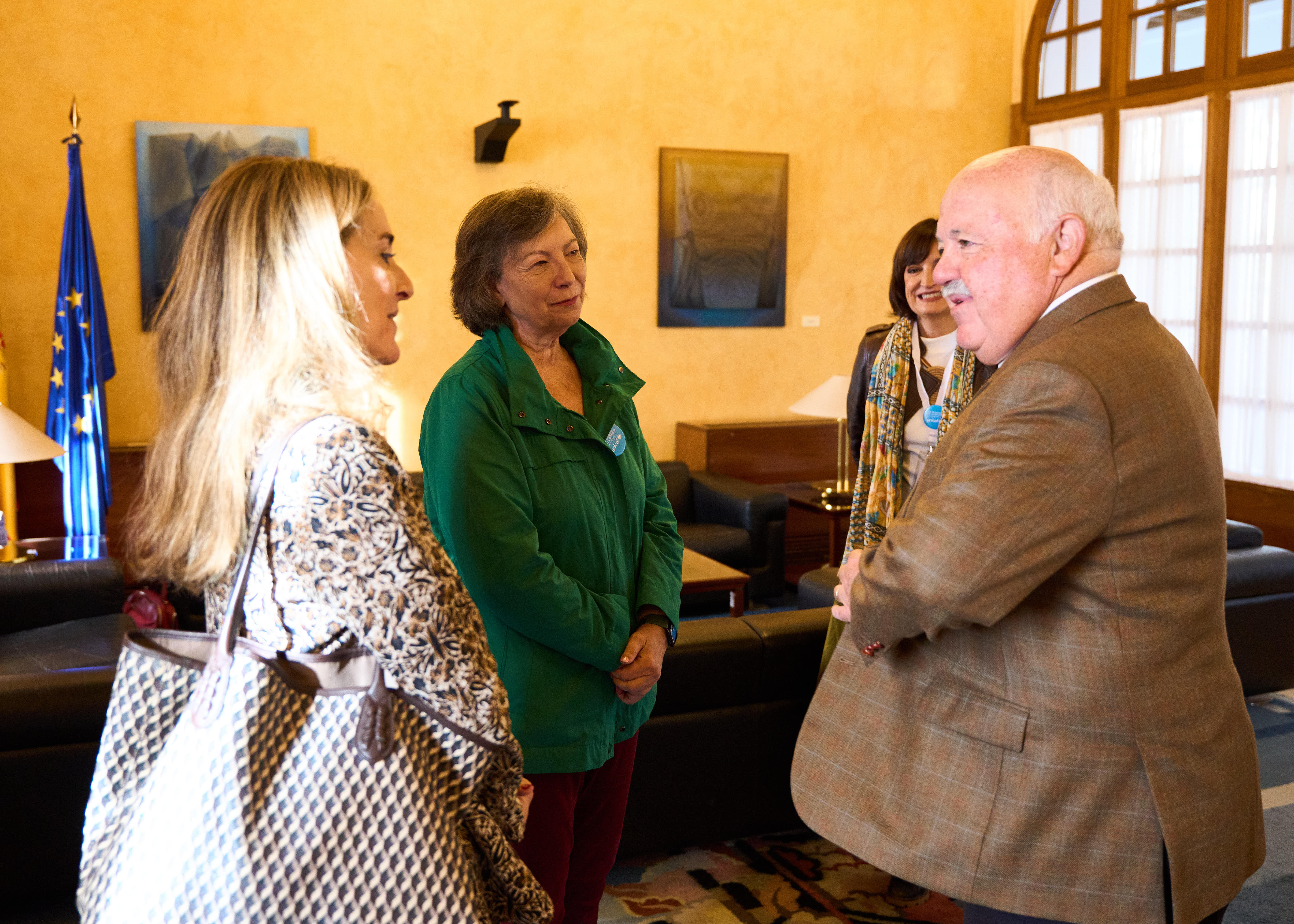  El presidente del Parlamento, Jess Aguirre, saluda a la directora de la Agencia Andaluza de Cooperacin al Desarrollo, Celia Rosell, y la presidenta de UNICEF Comit Andaluca, Claudia Zafra, en el Saln de Protocolo