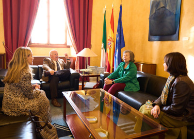 El presidente del Parlamento, Jess Aguirre, conversa con la directora de la Agencia Andaluza de Cooperacin al Desarrollo, Celia Rosell, y la presidenta de UNICEF Comit Andaluca, Claudia Zafra en el Saln de Protocolo