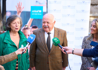  Jess Aguirre, presidente del Parlamento de Andaluca, atiende a los medios en el Patio del Recibimiento acompaado de la presidenta de UNICEF Comit Andaluca, Claudia Zafra
