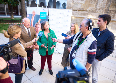   La presidenta de UNICEF Comit Andaluca, Claudia Zafra, atiende a los medios acompaada del presidente del Parlamento, Jess Aguirre, y la directora de la Agencia Andaluza de Cooperacin al Desarrollo, Celia Rosell