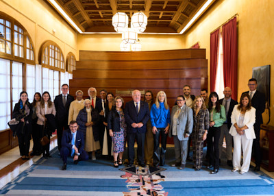  Los premiados con la Paloma de Plata de Escuela Cultura de Paz posan con el presidente del Parlamento antes del acto