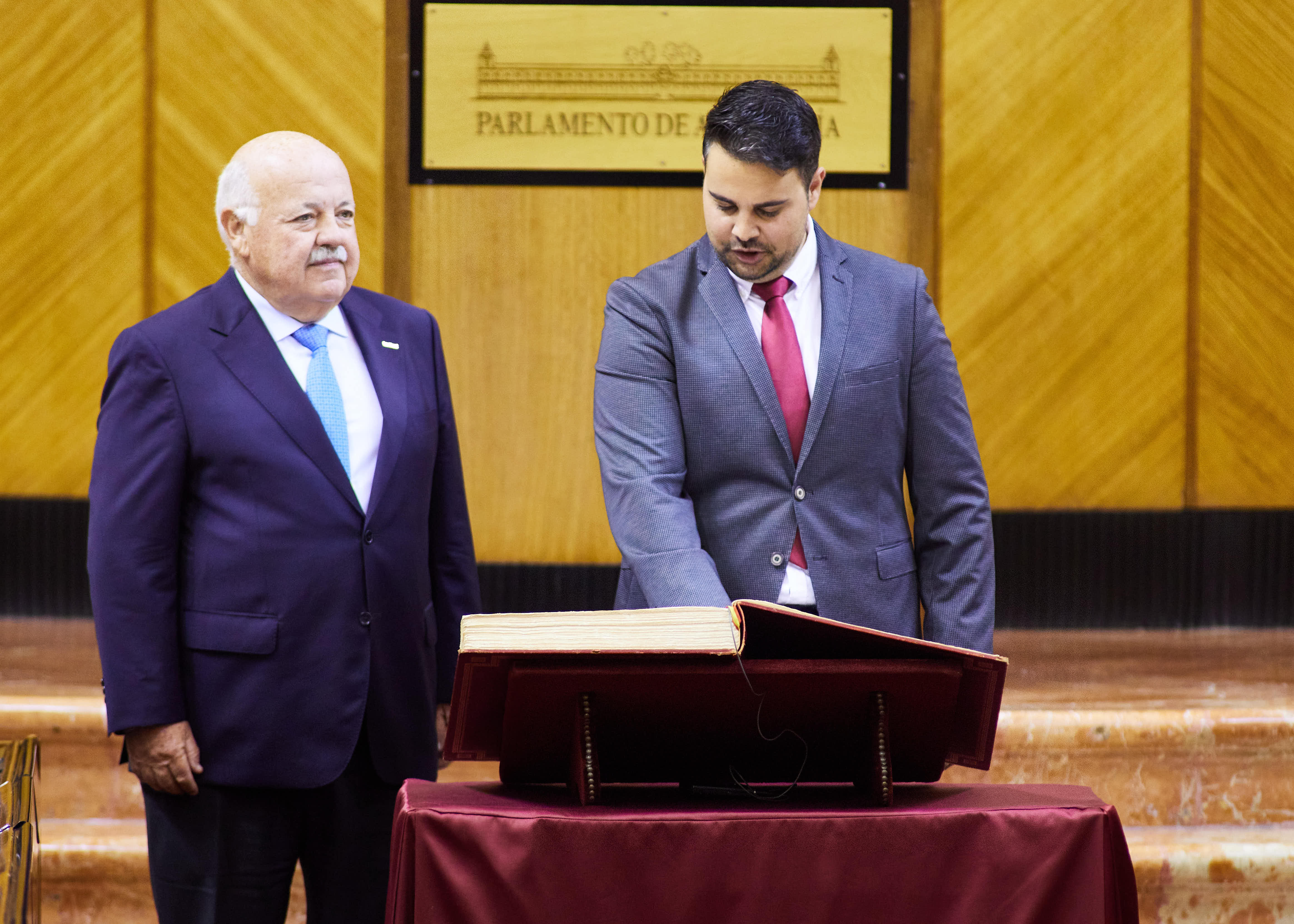  Mateo Hernndez toma posesin como diputado del Grupo Socialista por Almera tras la renuncia de Juan Antonio Lorenzo