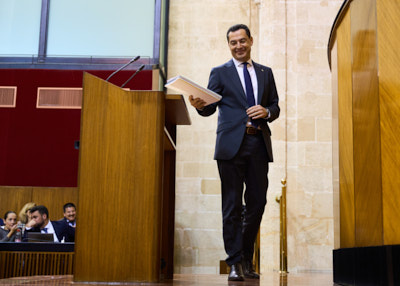  Juan Manuel Moreno, presidente de la Junta de Andaluca, se dispone a intervenir en el debate
