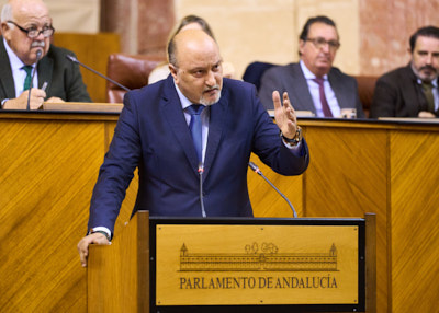  Por el G.P. Vox en Andaluca, su portavoz adjunto, Ricardo Lpez Olea, ha defendido las propuestas de resolucin de su grupo
