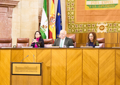 El presidente del Parlamento, Jess Aguirre, acompaado por la secretaria general de Inclusin Social, Juventud, Familias e Igualdad de la Junta de Andaluca, Ana Vanessa Garca, y por la presidenta de CERMI-Andaluca, Marta Castillo