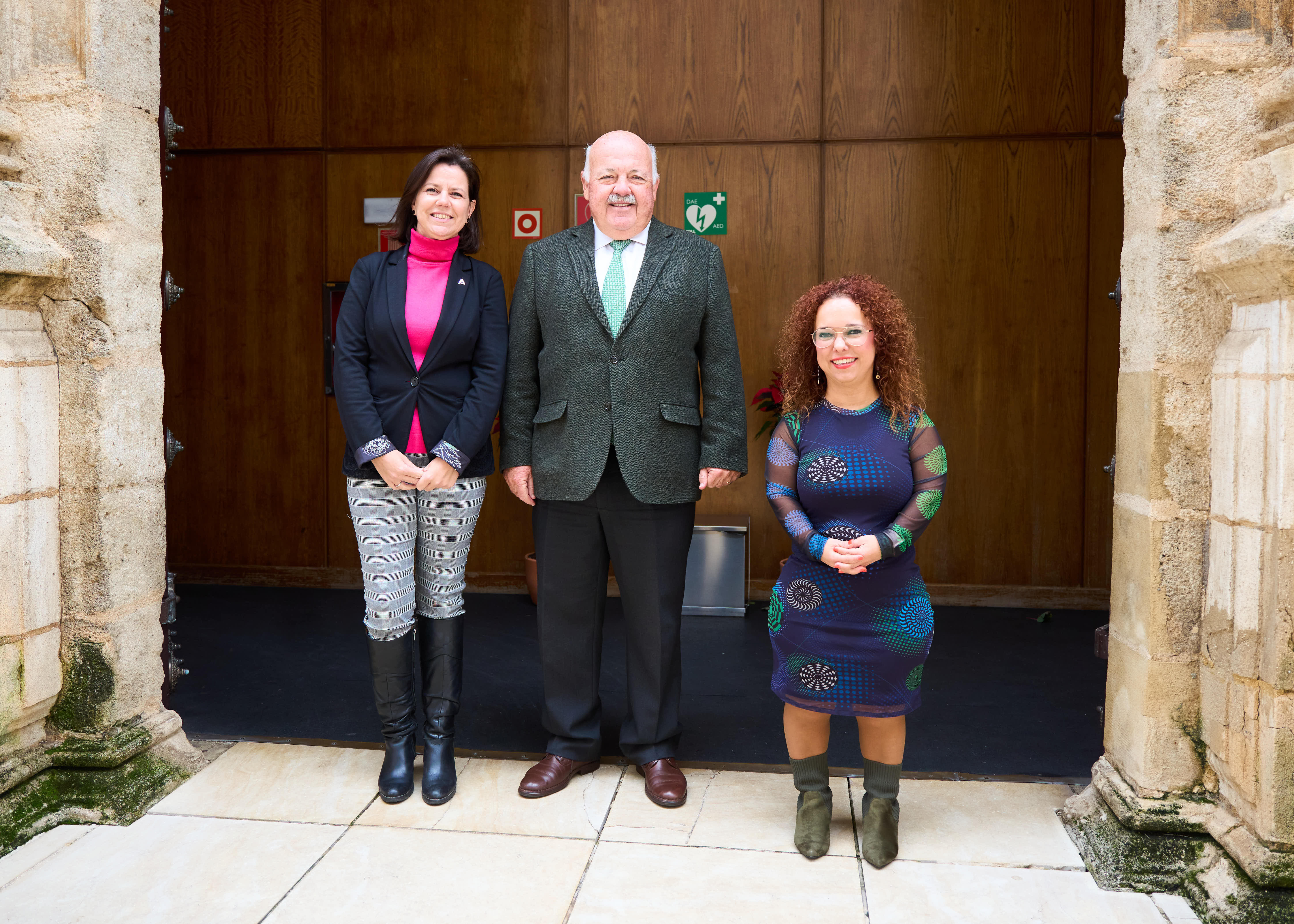  El presidente del Parlamento, Jesús Aguirre, con la secretaria general de Inclusión Social, Juventud, Familias e Igualdad de la Junta de Andalucía, Ana Vanessa García, y la presidenta de CERMI-Andalucía, Marta Castillo, en la puerta del Salón de Plenos