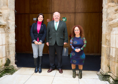  El presidente del Parlamento, Jess Aguirre, con la secretaria general de Inclusin Social, Juventud, Familias e Igualdad de la Junta de Andaluca, Ana Vanessa Garca, y la presidenta de CERMI-Andaluca, Marta Castillo, en la puerta del Saln de Plenos