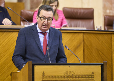   El secretario primero de la Mesa, Andrs Gonzlez Rivera, da lectura a los nombres propuestos como vocales de los consejos sociales de las universidades pblicas de Andaluca