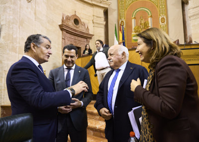  El presidente de la Junta de Andaluca, Juan Manuel Moreno: el presidente del Parlamento, Jess Aguirre; y la consejera de Agricultura, Carmen Crespo, escuchan a Antonio Sanz, consejero de la Presidencia, tras la finalizacin de la sesin plenaria
