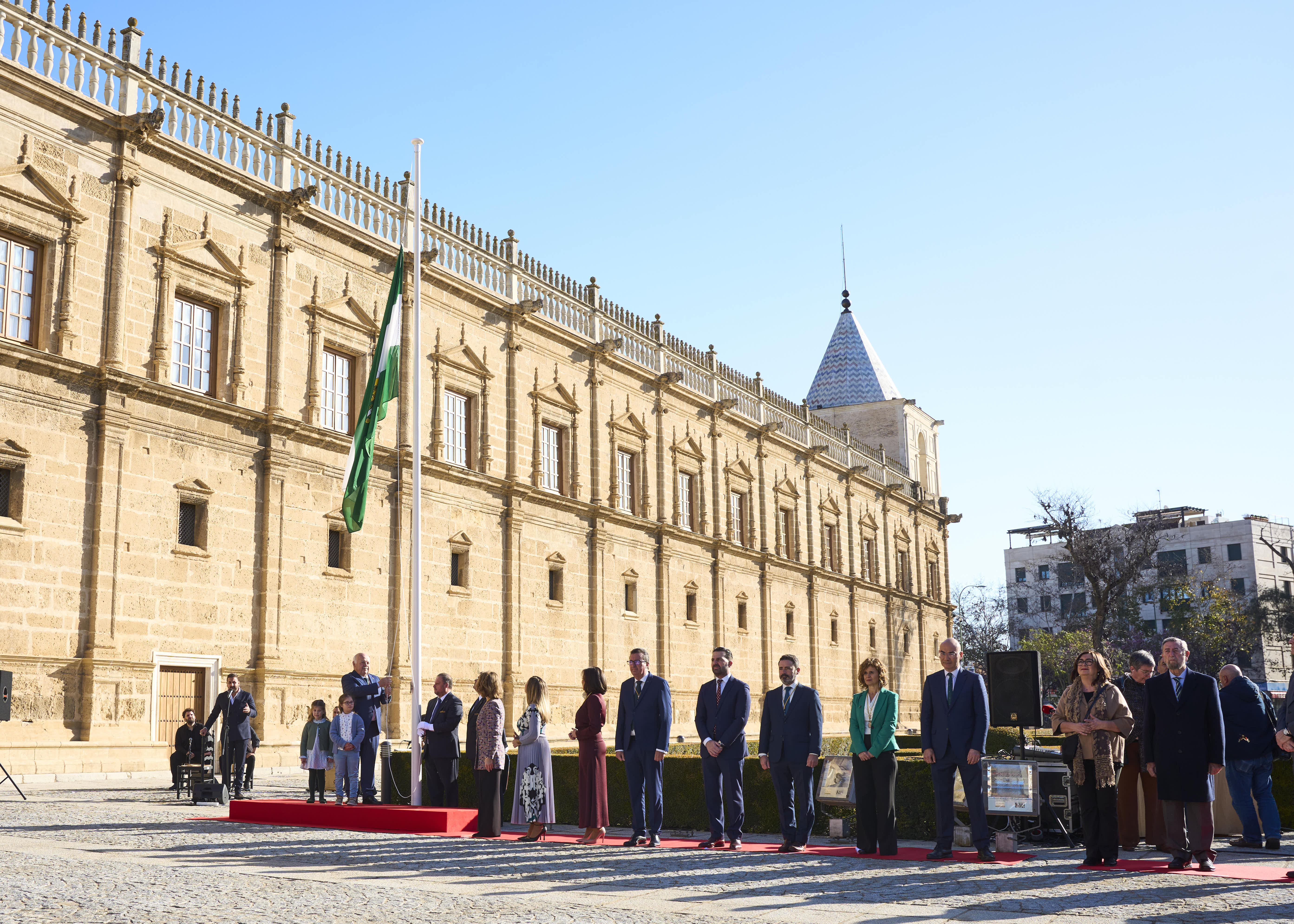  El presidente del Parlamento, Jess Aguirre, iza la bandera andaluza acompaado de las nias Livia y Carmen en presencia de los invitados al acto