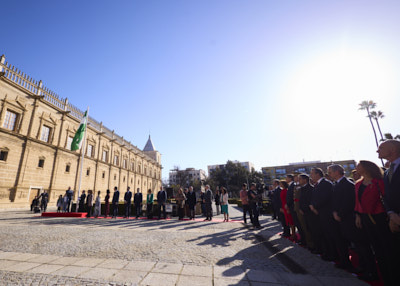   La Mesa del Parlamento, expresidentes de la Cmara y otras autoridades, durante la interpretacin del himno