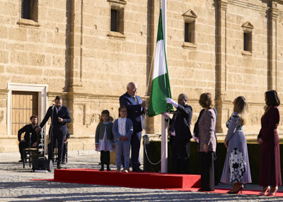  El presidente del Parlamento comienza la izada de bandera mientras Carlos del Calli interpreta el himno de Andaluca