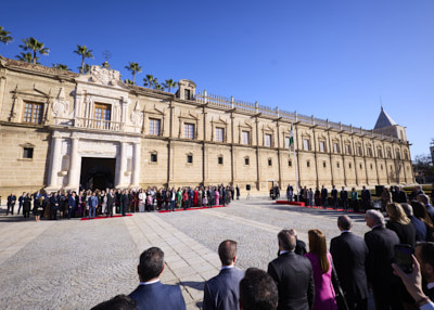  La fachada principal del Parlamento volvi a servir de escenario para la izada de la bandera y la interpretacin del himno de Andaluca