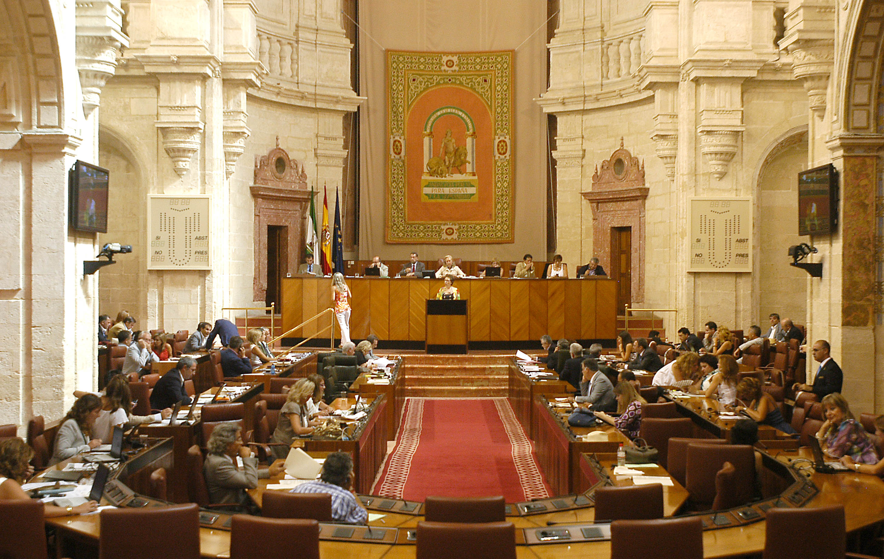 El Pleno, durante la comparecencia de la consejera de Hacienda