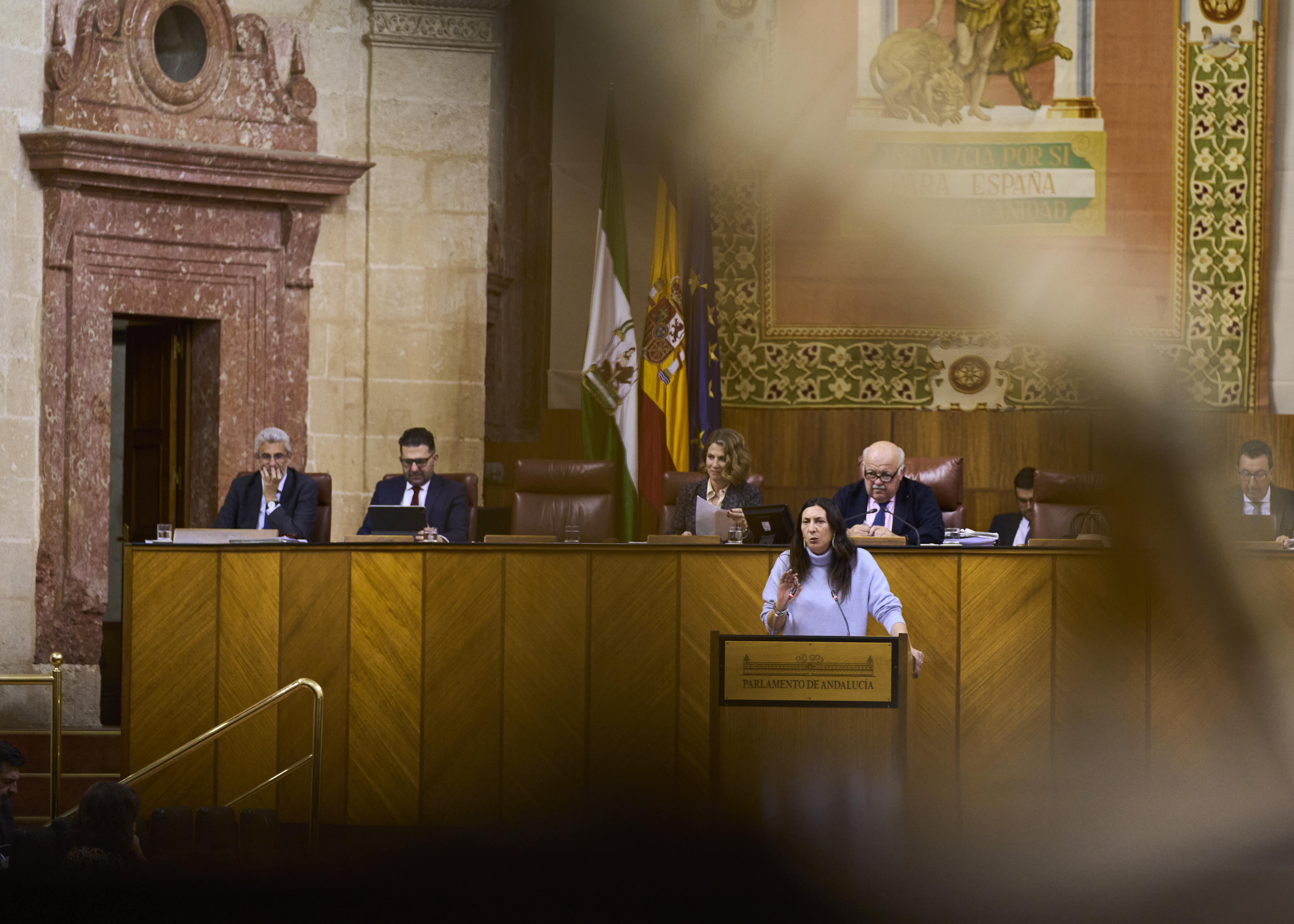   Imagen de la Mesa del Parlamento de Andaluca durante la comparecencia de la consejera de Inclusin Social, Juventud, Familias e Igualdad, Mara Dolores Lpez