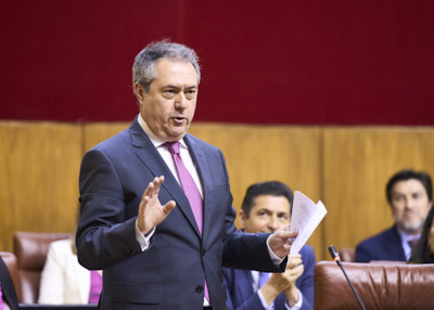      El portavoz del Grupo Socialista, Juan Espadas, pregunta al presidente de la Junta de Andaluca, Juan Manuel Moreno, sobre retroceso en igualdad de derechos en Andaluca