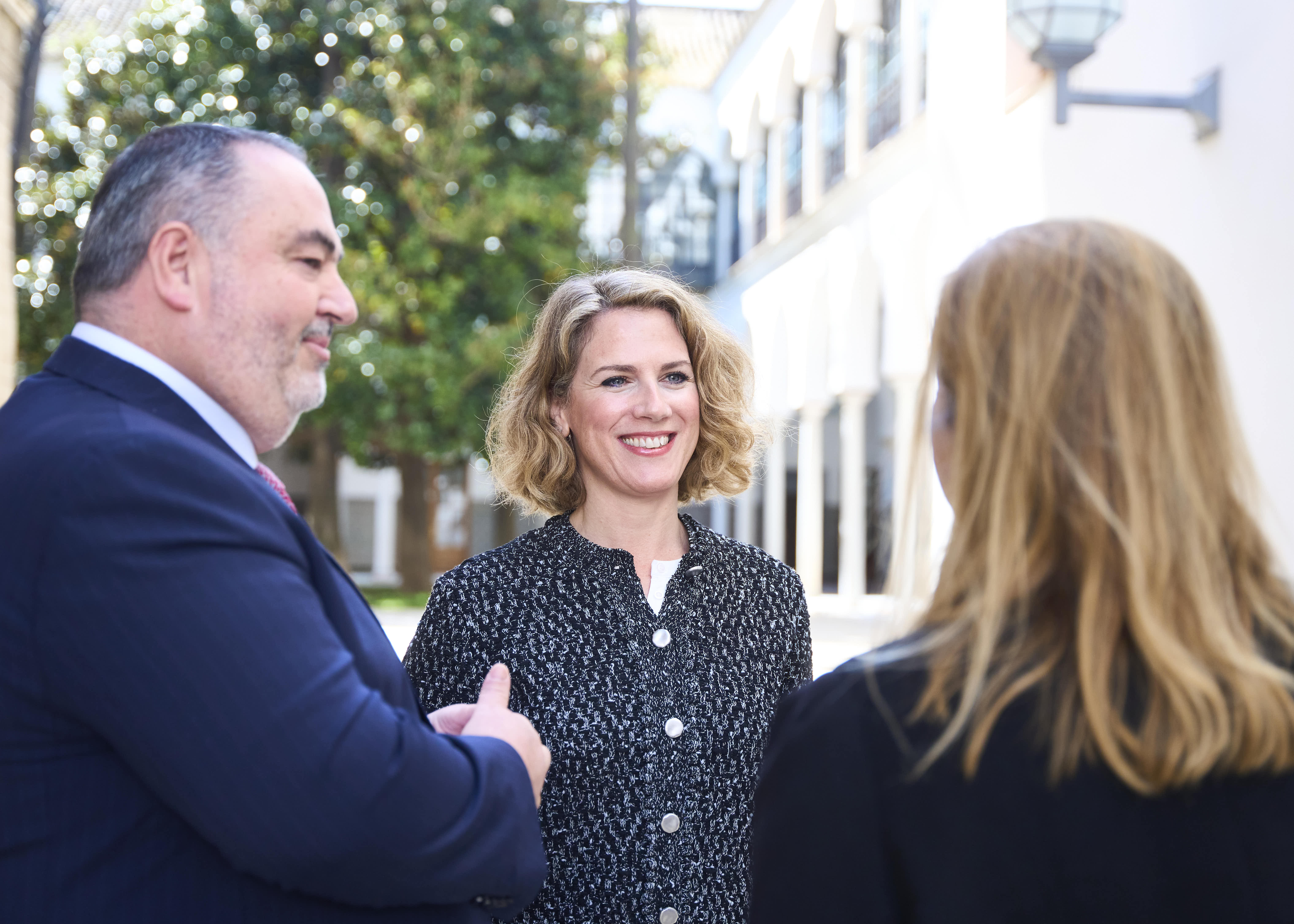 Ana Mestre, vicepresidenta primera del Parlamento, recibe a los ponentes 