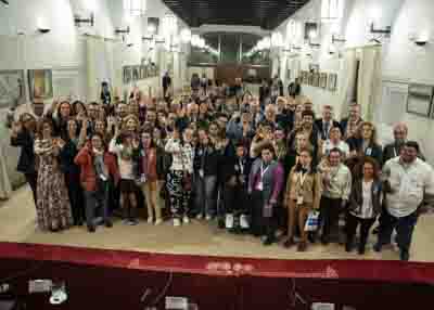 Foto de familia de los asistentes al acto con motivo del Da Mundial del Sndrome de Down