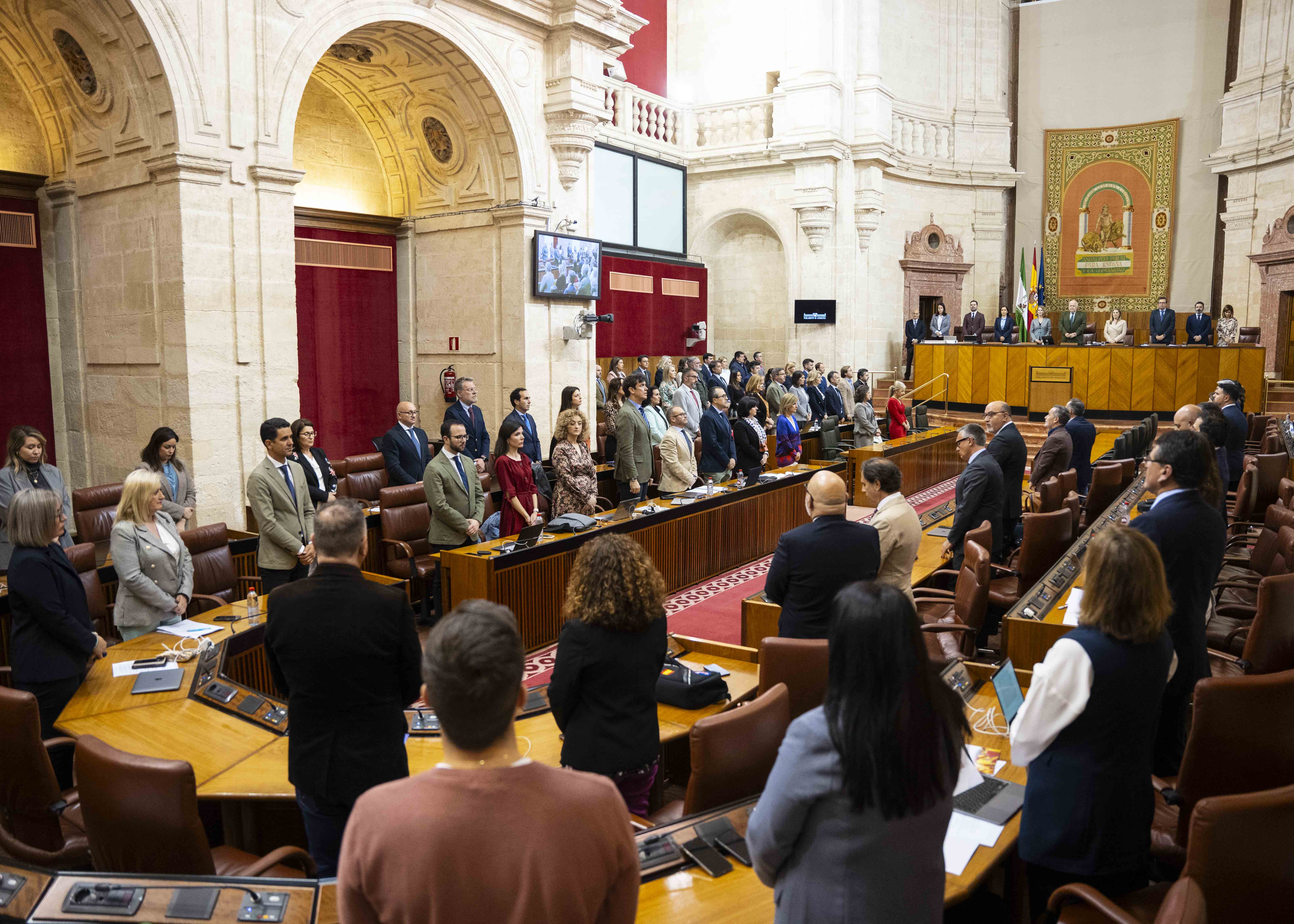  El Pleno del Parlamento guarda un minuto de silencio al inicio de la sesin por los fallecidos en el accidente de trfico de la AP-4 y, tambin, en seal de condena por los ltimos actos de violencia de gnero y de violencia vicaria registrados en Andaluca   