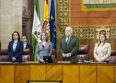 El presidente del Parlamento de Andaluca y las tres vicepresidentas de la Cmara durante el minuto de silencio 