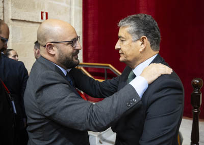  Antonio Sanz, consejero de la Presidencia, da la enhorabuena a Germn Beardo, alcalde de El Puerto de Santa Mara