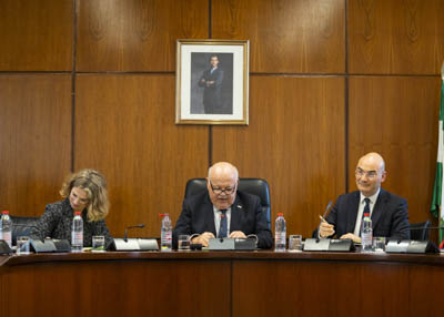 Ana Mestre, vicepresidenta primera; Jess Aguirre, presidente del Parlamento, y Manuel Carrasco, letrado mayor, en la Junta de Portavoces 