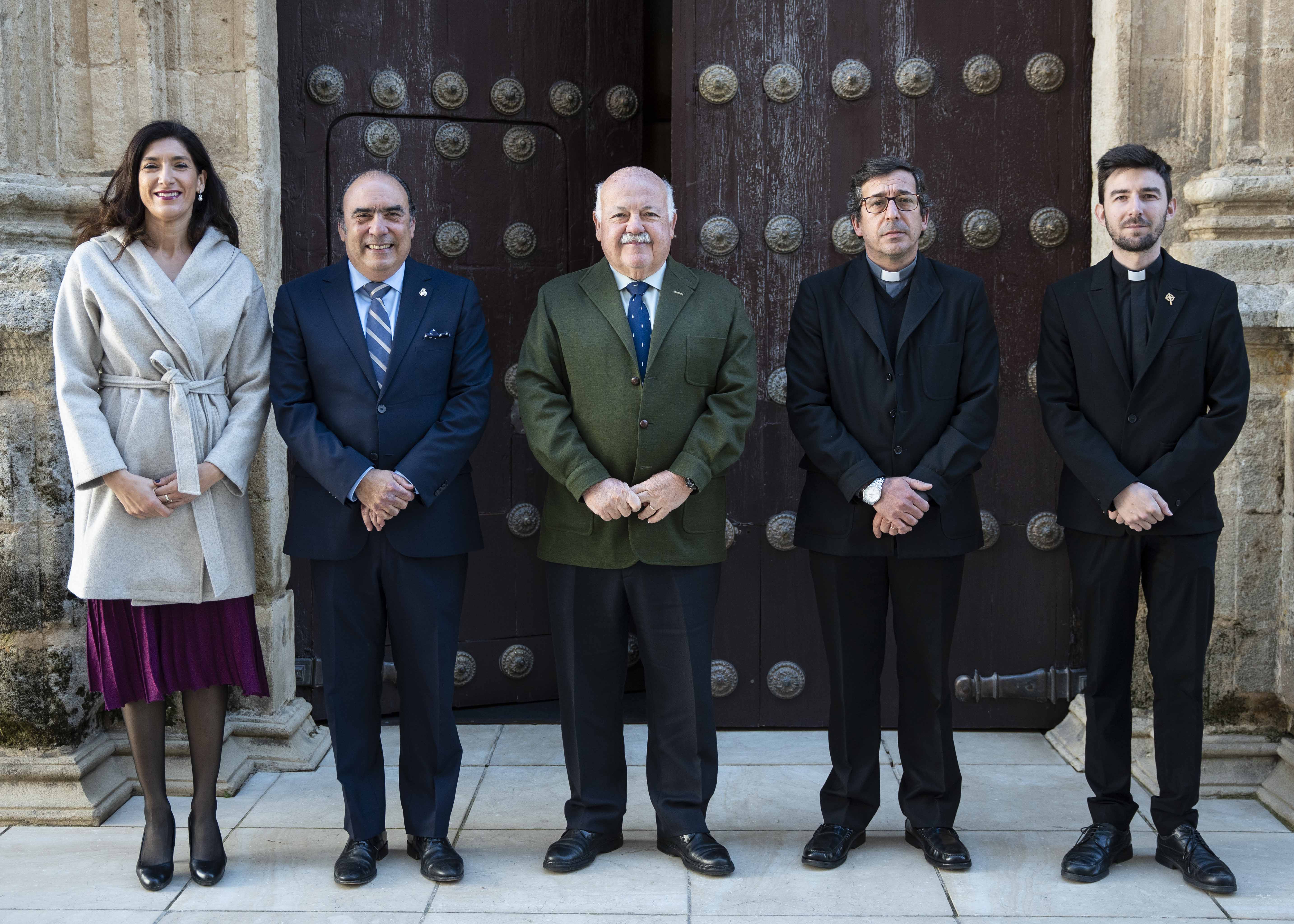  El presidente del Parlamento, Jess Aguirre; la alcaldesa de cija, Silvia Heredia; el vicario episcopal de la Pastoral Social de Sevilla, Salvador Diez; el delegado diocesano de la Pastoral Gitana de Sevilla, Plcido Manuel Daz; y el hermano mayor de la Hermandad de los Gitanos de Sevilla, Jos Mara Flores 