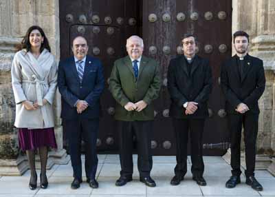  El presidente del Parlamento, Jess Aguirre; la alcaldesa de cija, Silvia Heredia; el vicario episcopal de la Pastoral Social de Sevilla, Salvador Diez; el delegado diocesano de la Pastoral Gitana de Sevilla, Plcido Manuel Daz; y el hermano mayor de la Hermandad de los Gitanos de Sevilla, Jos Mara Flores 
