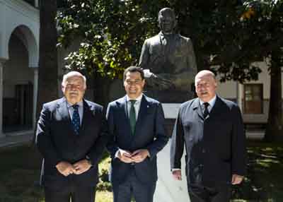  Jess Aguirre, presidente del Parlamento; Juan Manuel Moreno, presidente de la Junta; y Javier Delms Infante junto al busto de su abuelo, Blas Infante