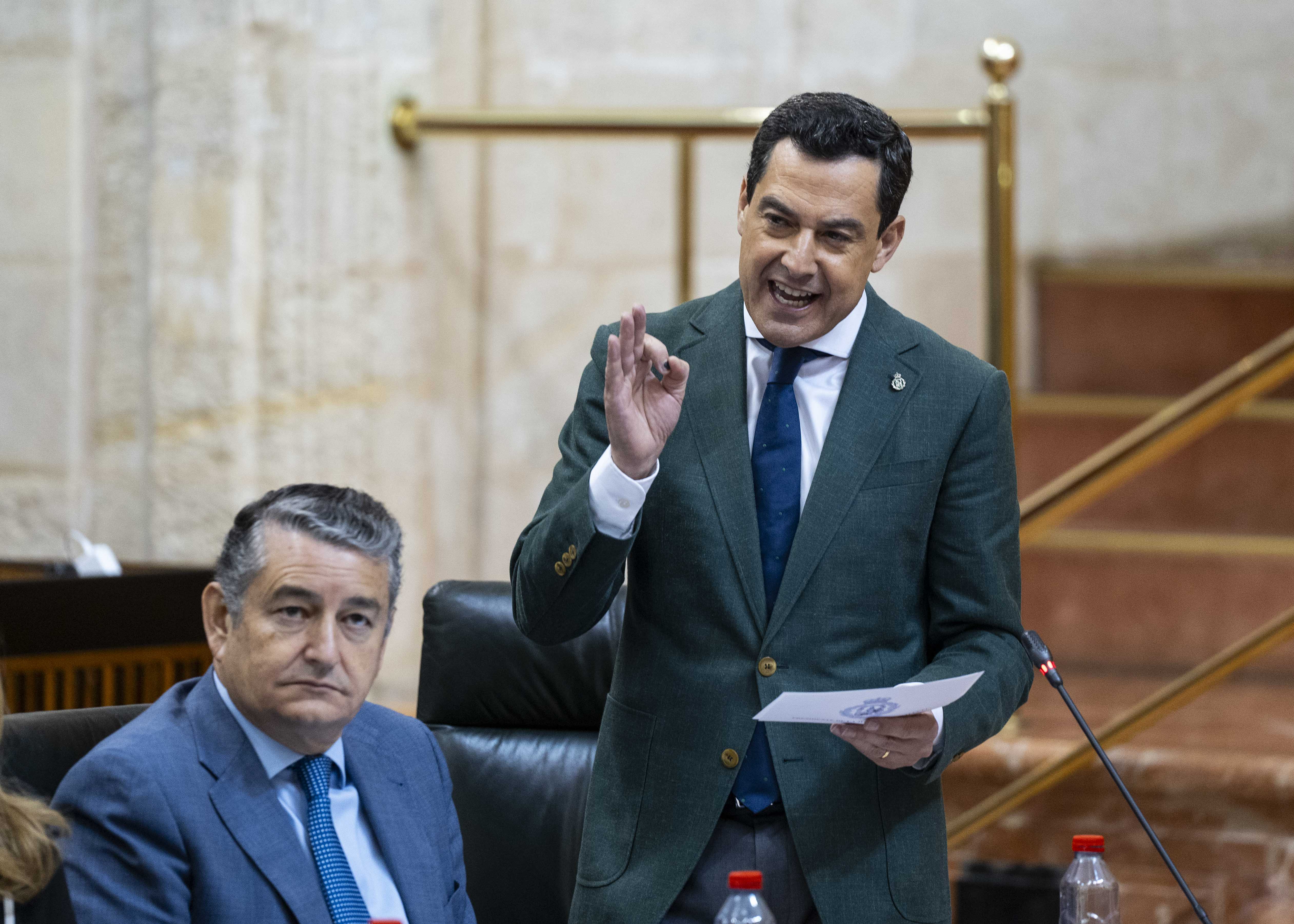 El presidente de la Junta de Andaluca, Juan Manuel Moreno, responde a la pregunta de uno de los portavoces parlamentarios durante la sesin de control