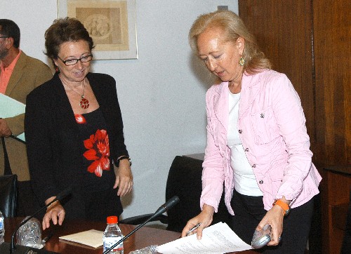 La consejera de Hacienda y Administraci�n P�blica y la presidenta del Parlamento, al comienzo de la Diputaci�n Permanente