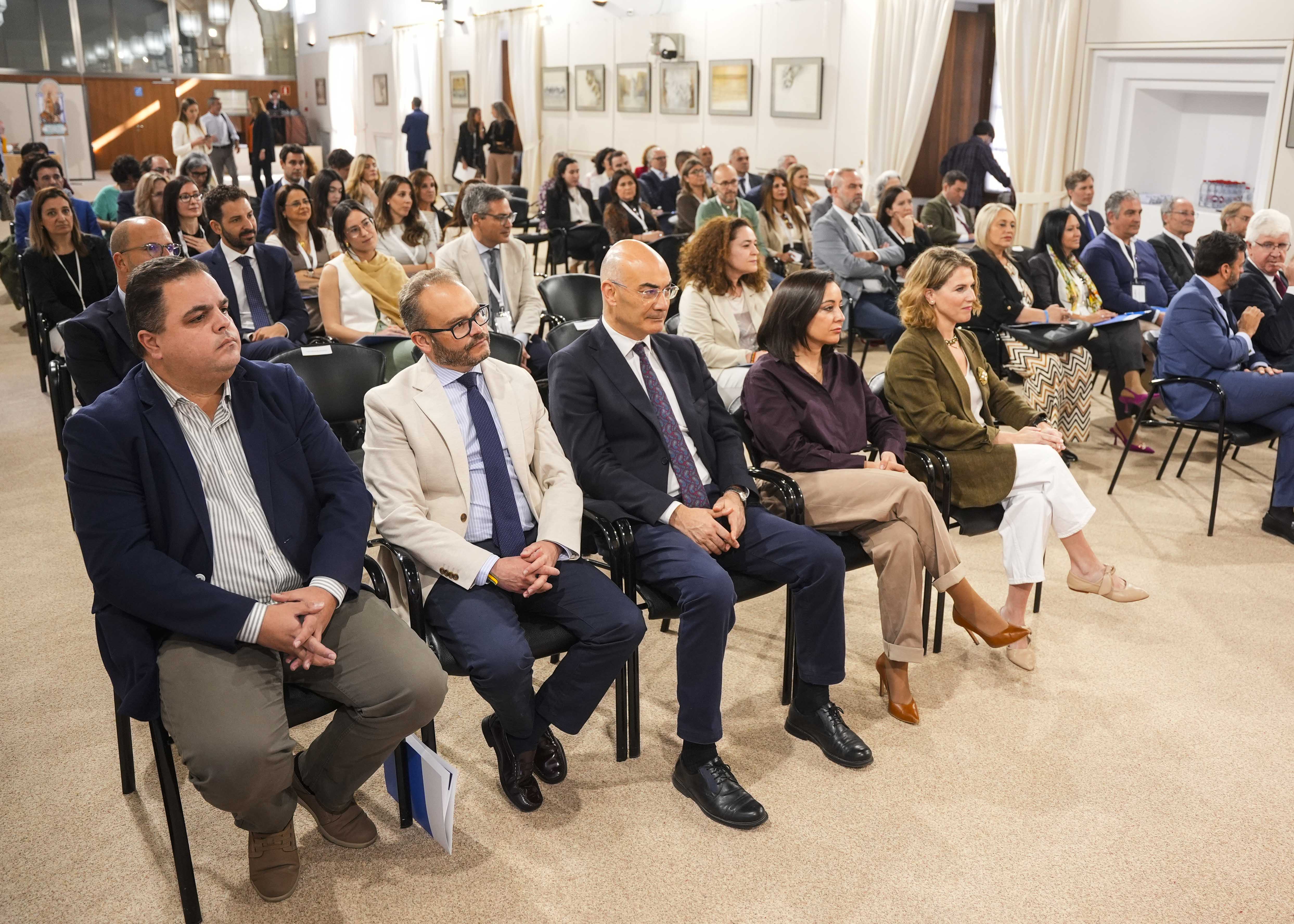  Diputados, miembros de la Mesa del Parlamento y pblico asistente a la jornada que se celebra en la sala Alberto Jimnez-Becerril 